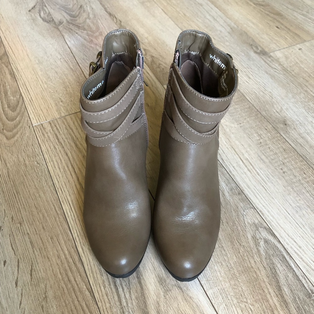 White mountain ankle boots Size 8